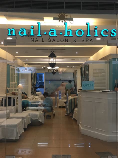 NAILAHOLICS .